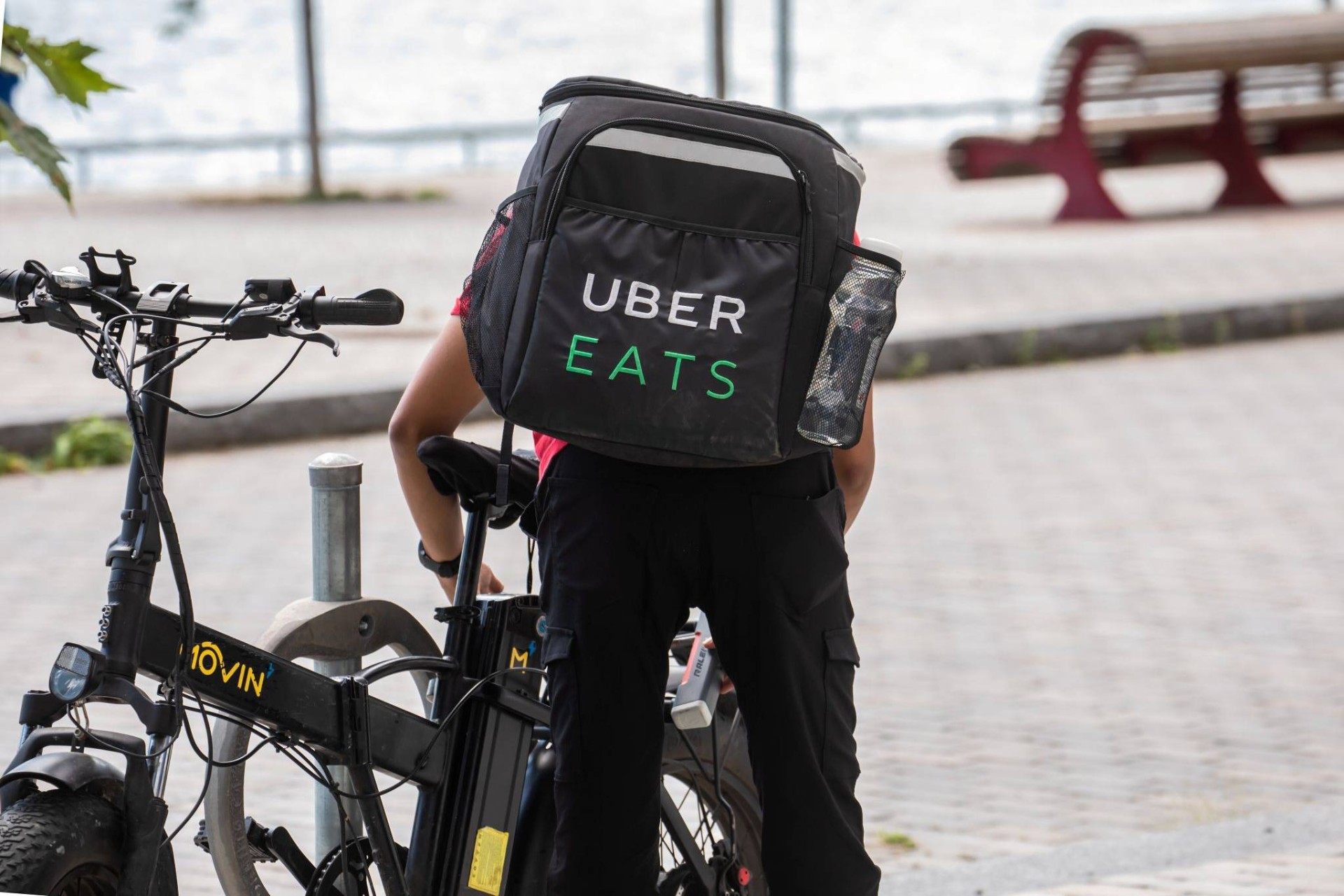 Uber Eats Kanada'da Gizli Hizmet Ücretleri Nedeniyle Toplu Dava ile Karşı Karşıya