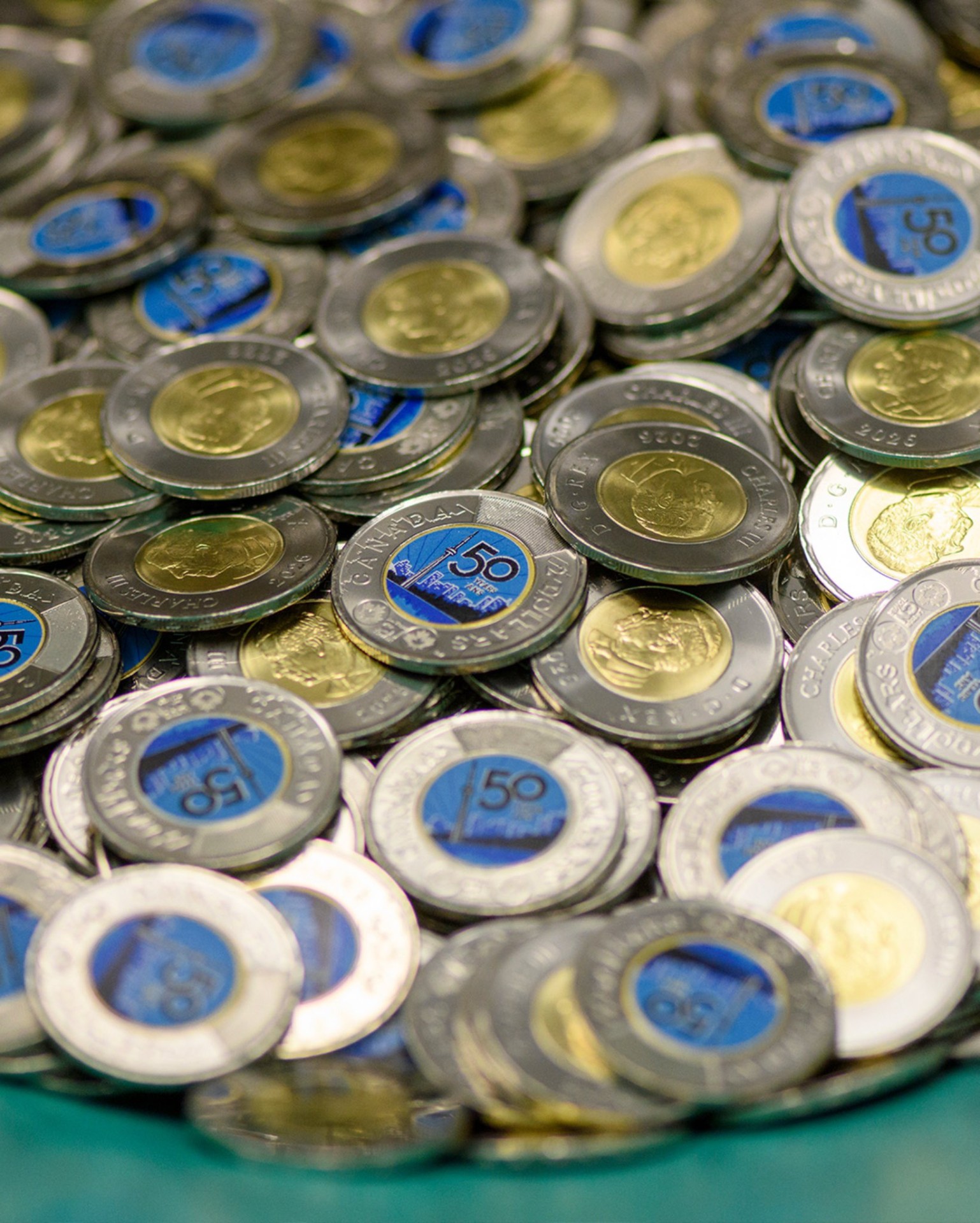 Kanada CN Tower’ın 50 yılı için özel parlayan madeni para çıkardı