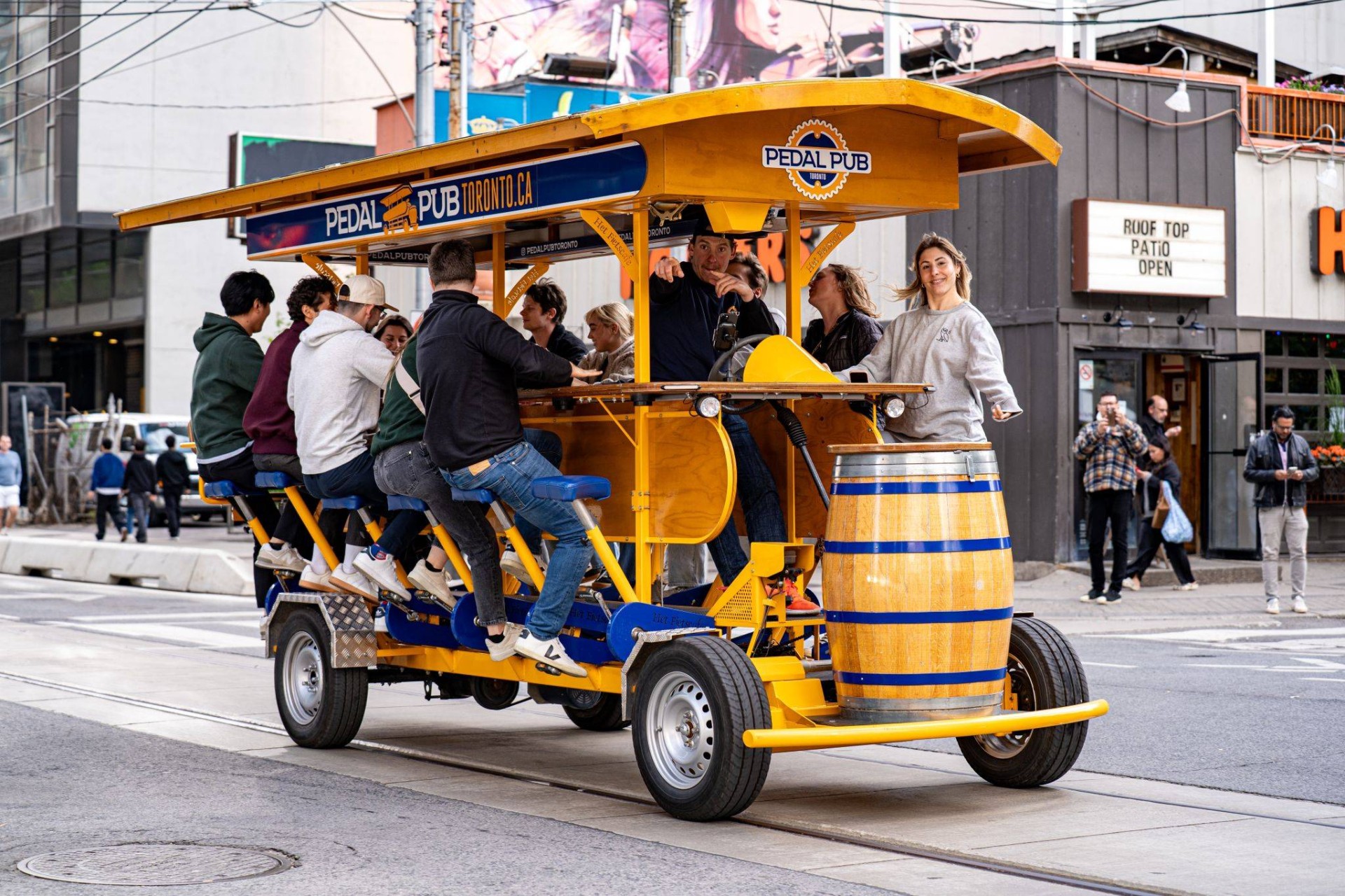 Ontario’da Pedal Barlar Artık Yolda İçki Servisi Yapabilecek