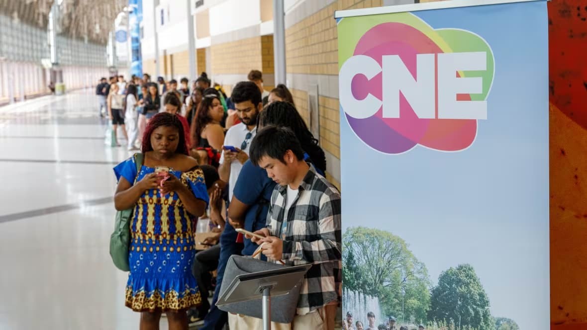 Toronto’da CNE İş Fuarı Rekor Kırdı, Binlerce Genç Zor İş Piyasasında Şansını Denedi