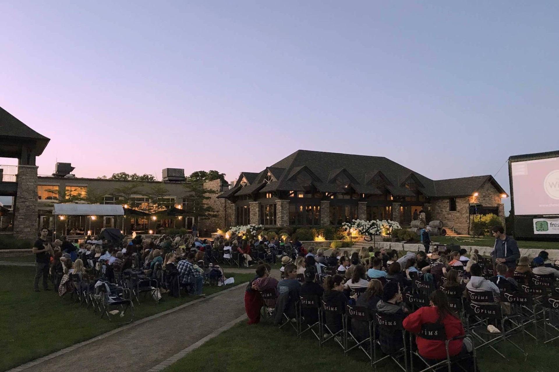 Ontario Bağ Evlerinde Yıldızların Altında Sinema Geceleri