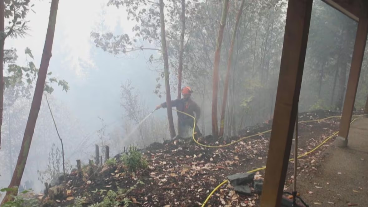 Vancouver Island’da Büyüyen Orman Yangını Toplumu Harekete Geçirdi