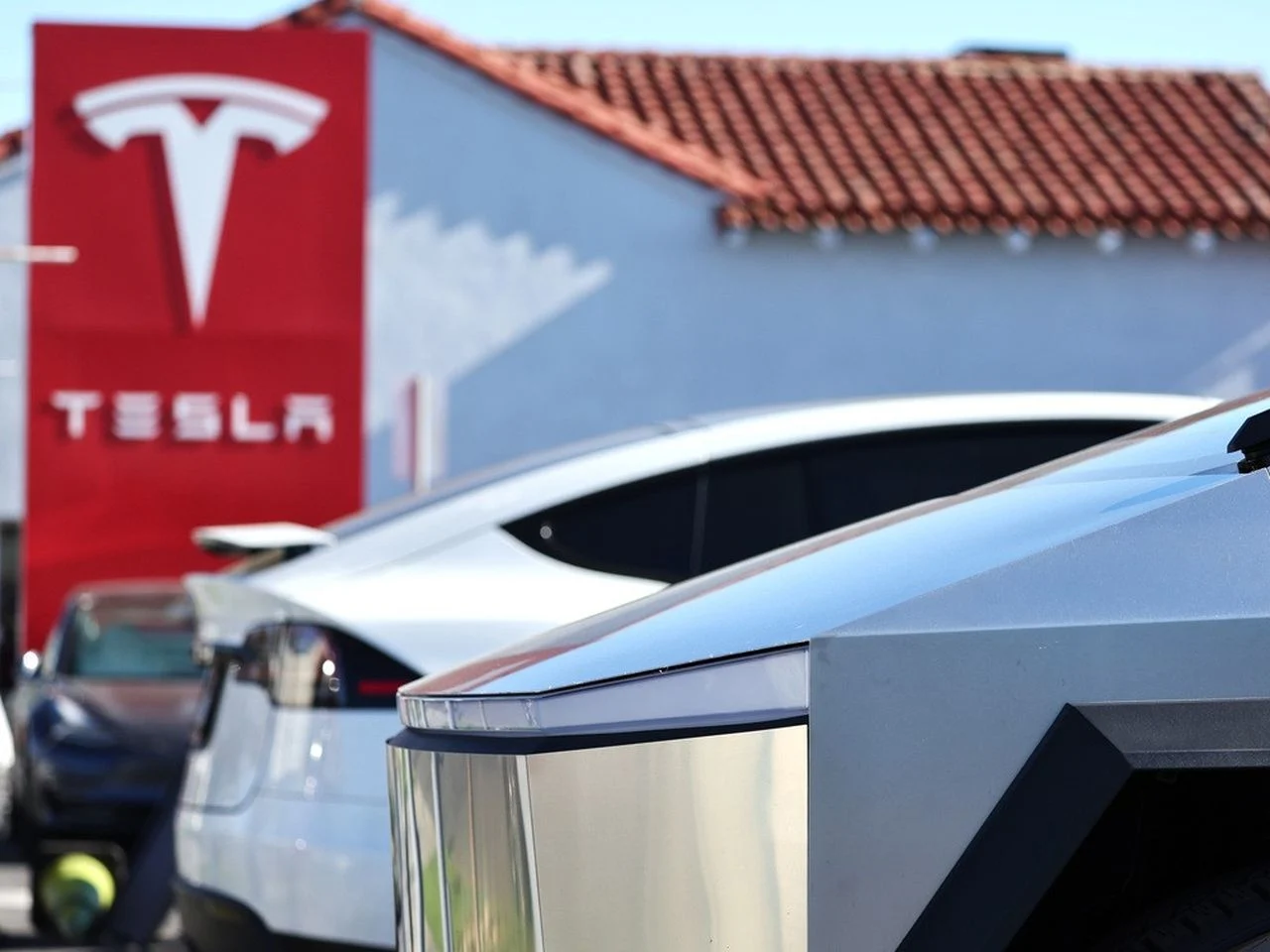 Kanadalıların Çoğunluğu Elektrikli Araç Satış Zorunluluğunu Gerçekçi Bulmuyor