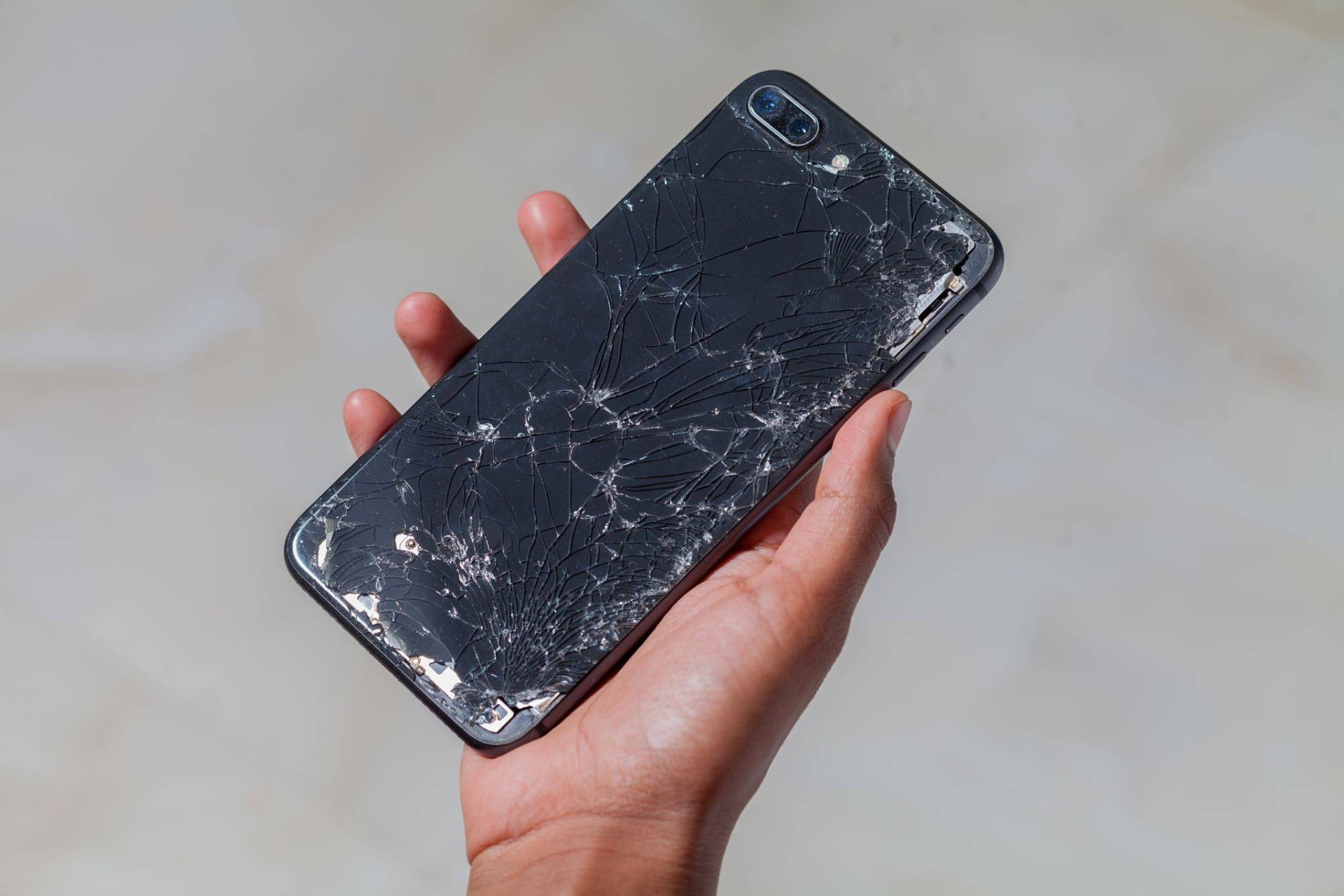 Ontario’da Eski Telefonları Nakit Karşılığı Alan Otomatik Kiosklar Hizmete Girdi