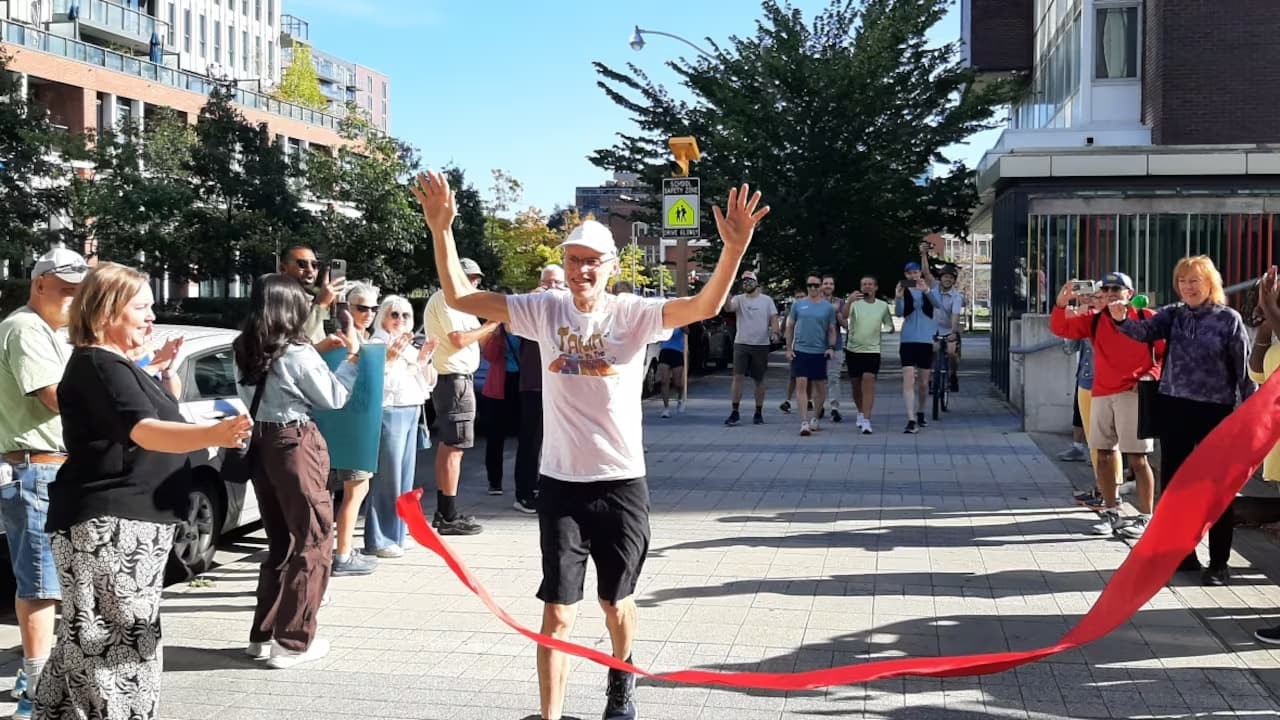 Toronto’da koşucu Carlo de Lorenzi beyin kanseri teşhisine rağmen şehrin tüm sokaklarını koşarak bağış kampanyasını tamamladı