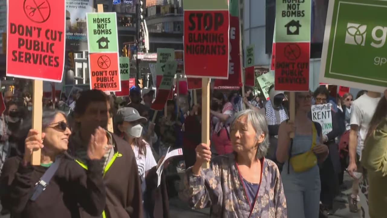 Toronto’da Binlerce Kişi Carney Hükümetinin Politikasına Karşı Sokağa Çıktı