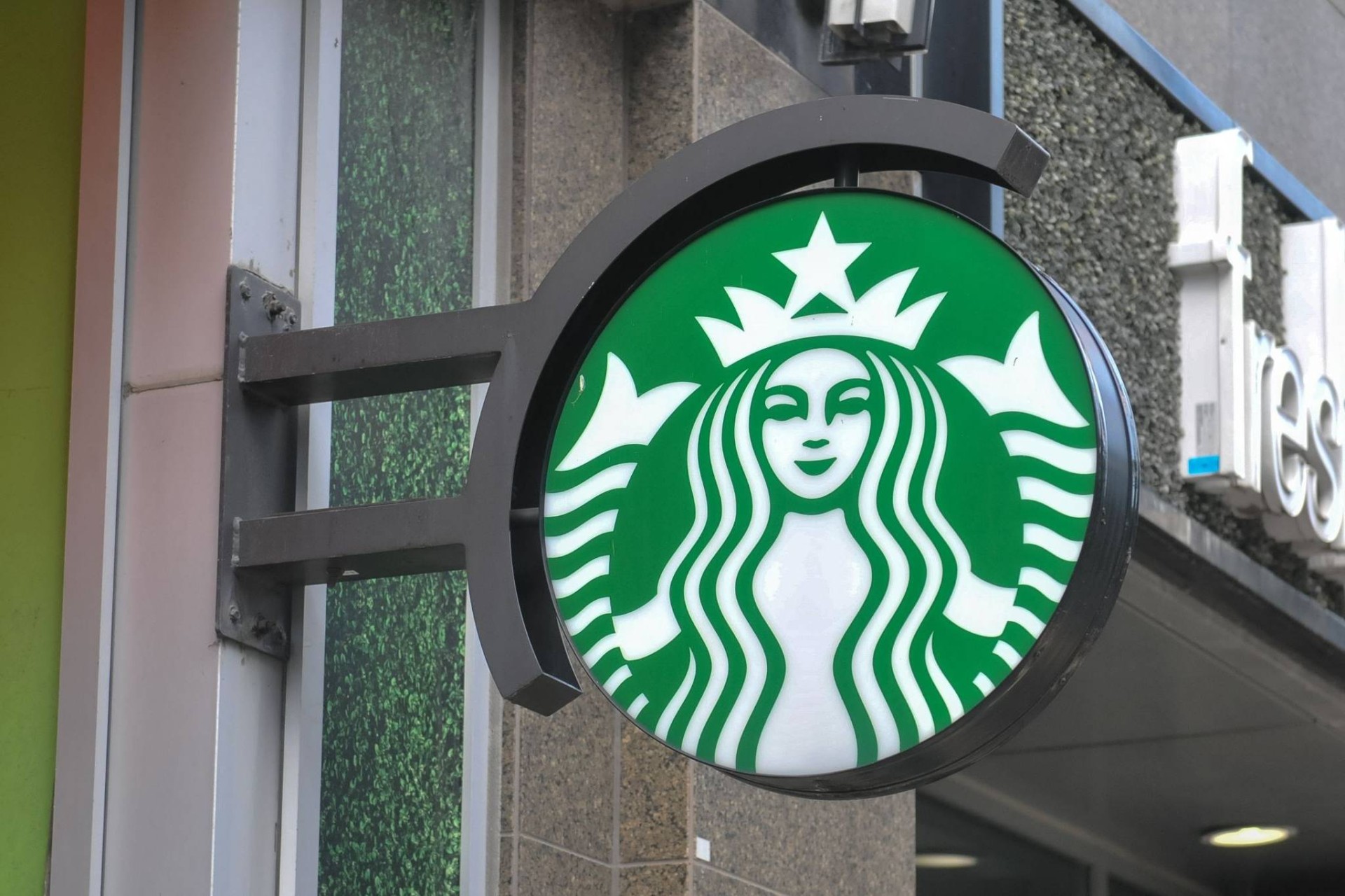Starbucks Kanada ve ABD’de Mağaza Kapanışları ve İşten Çıkarmalar Duyurdu