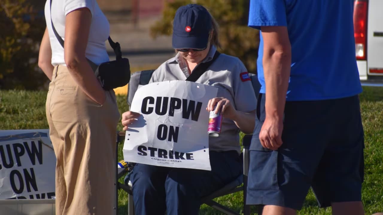 Kanada Posta Çalışanları Hükümet Reformları Sonrası Ülke Çapında Grev Başlattı