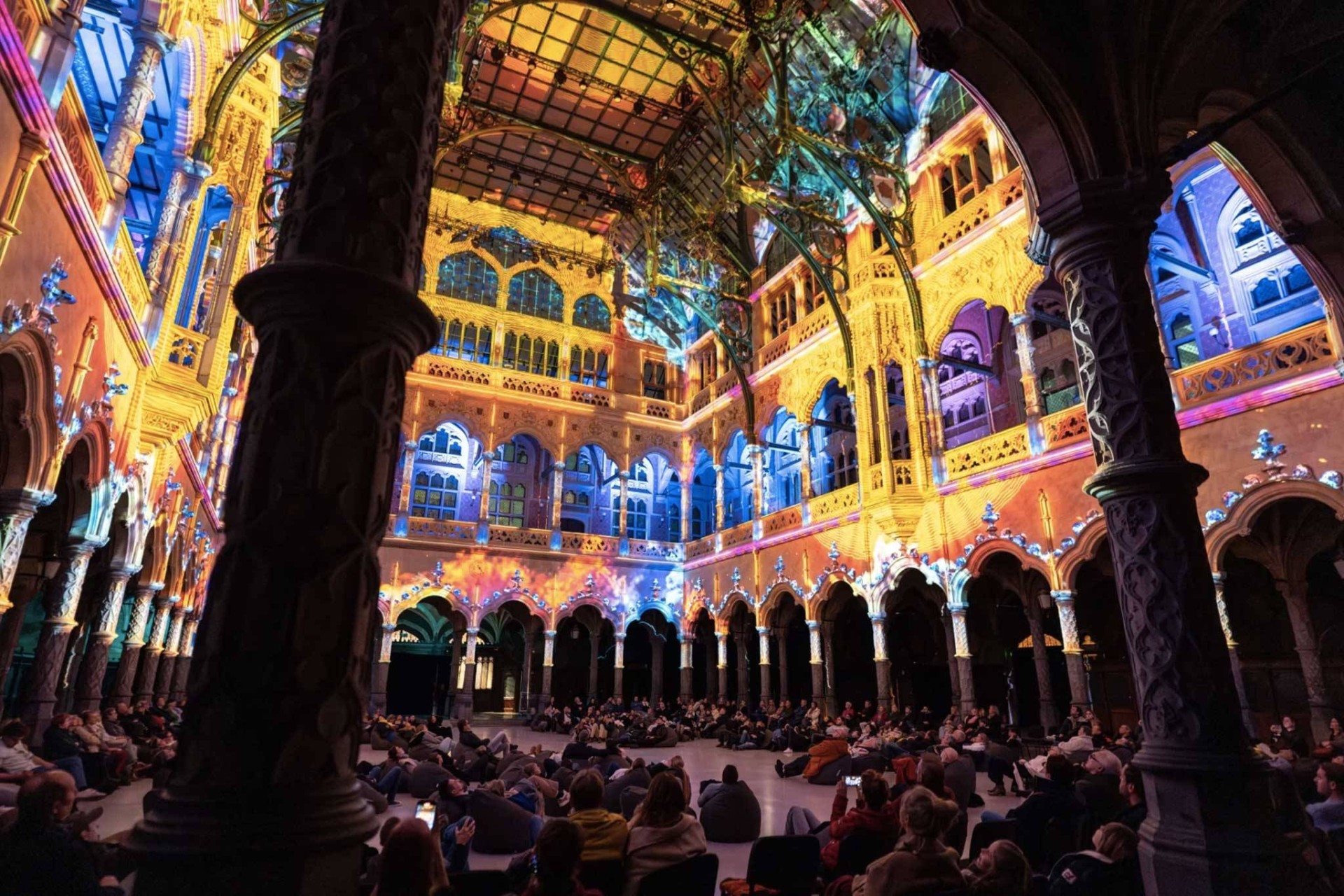 Tarihi Toronto Kilisesi Işık ve Müzikle Dönüşüyor