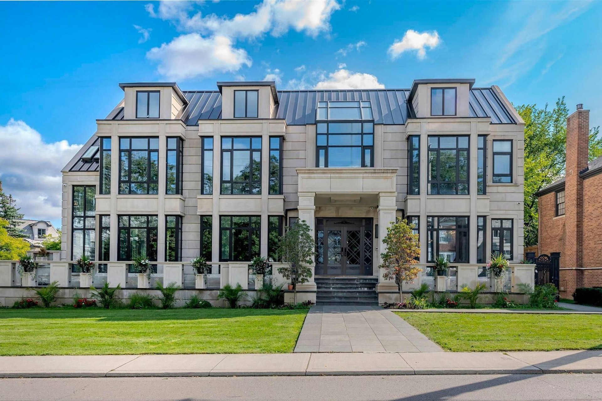 Toronto’nun Forest Hill Semtindeki 19 Milyon Dolarlık Malikane 10 Milyon Dolara Yeniden Satışta